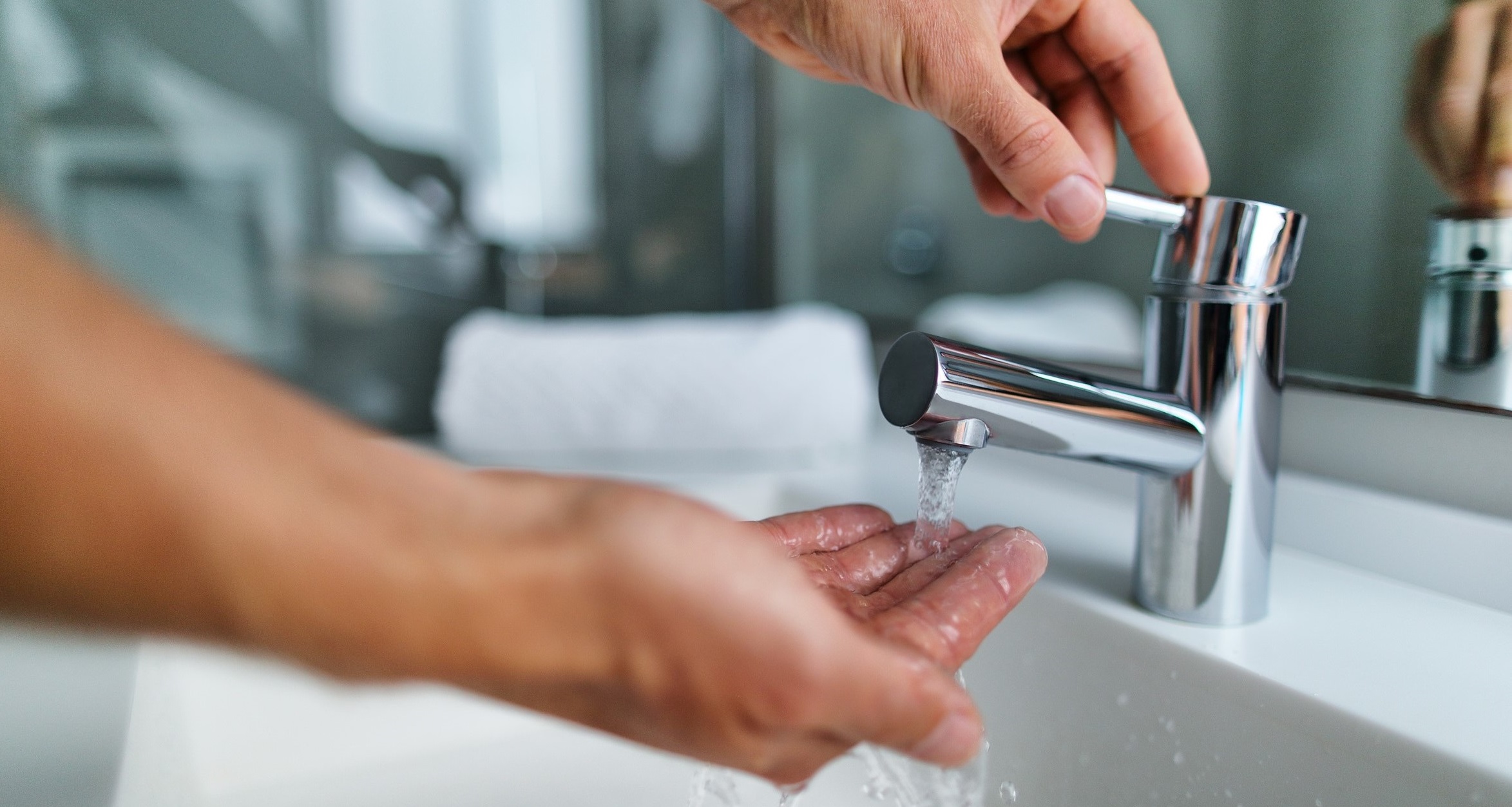 Прекращение подачи воды. Кран вода руки. Открытый кран с водой. Мытье рук. Мытье рук под краном.